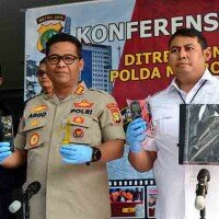 Kabid Humas Polda Metro Jaya, Kombes Pol Argo Yuwono menunjukkan barang bukti saat rilis pengungkapan kasus pembunuhan Rieke Andrianti (toga)