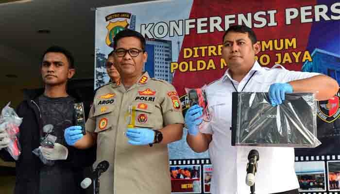 Kabid Humas Polda Metro Jaya, Kombes Pol Argo Yuwono menunjukkan barang bukti saat rilis pengungkapan kasus pembunuhan Rieke Andrianti (toga)