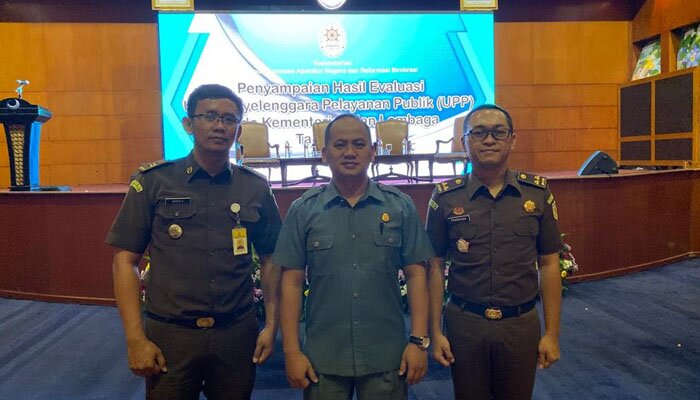 Kajari Jaksel Anang Supriatna dan Kasie Pidsus Pradhana PS mendapatkan predikat pelayanan terbaik dari Kemen Panrb. (adji)