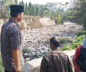 Camat Tambun Selatan, saat meninjau Kali Jambe di Kelurahan Jatimulya. (saban)