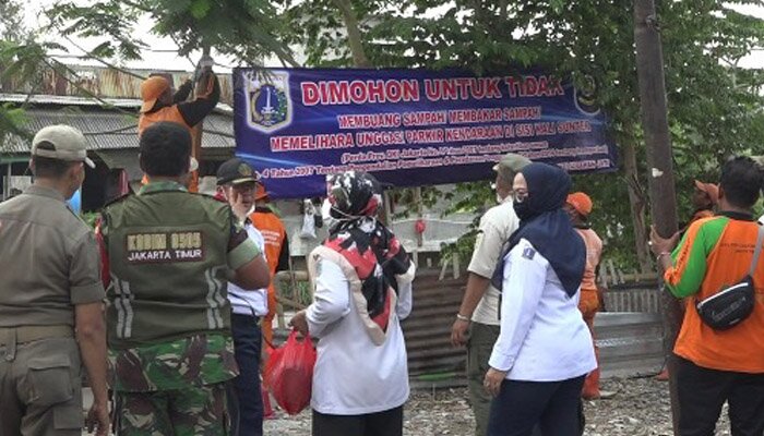 penertiban lapak dan bangunan liar di sepanjang bantaran kali Sunter, Pulugadung. (Ifand)