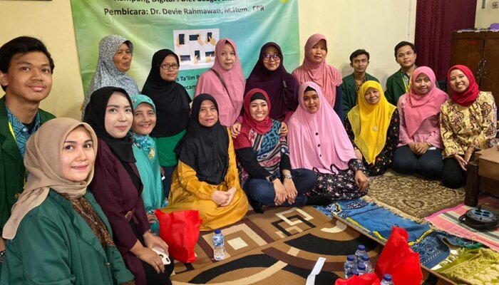 Pengabdi Pengmas Vokasi Humas, Devie Rahmawati (tengah jilbab merah) bersama warga dalam acara kampung digital .(angga)