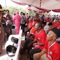 Kapolda Kepualauan Riau (Kepri) Irjen Pol Andhap Budi Revianto menyapa pasien katarak saat pengobatan gratis di RS Bhayangkara Polda Kepri. (ist)