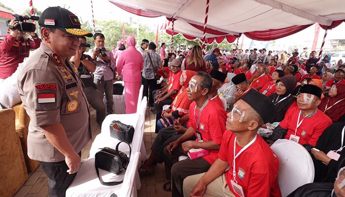 Kapolda Kepualauan Riau (Kepri) Irjen Pol Andhap Budi Revianto menyapa pasien katarak saat pengobatan gratis di RS Bhayangkara Polda Kepri. (ist)