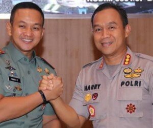 Dandim 0501 JP/BS Kolonel TNI Wahyu salam komando dengan Kapolres Jakpus Kombes Harry Kurniawan. (silaen)