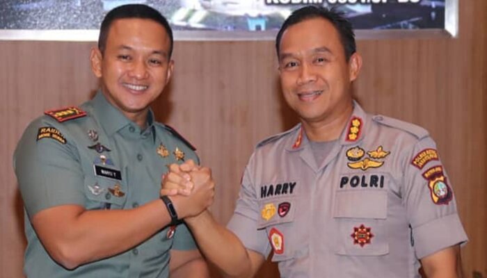 Dandim 0501 JP/BS Kolonel TNI Wahyu salam komando dengan Kapolres Jakpus Kombes Harry Kurniawan. (silaen)