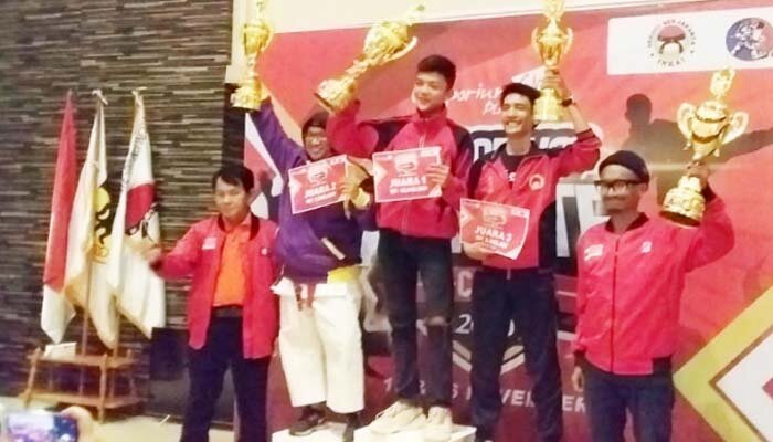 Para juara umum Karate Emporium Cup I/2019 bersama Nelwan Rompis.(ist)