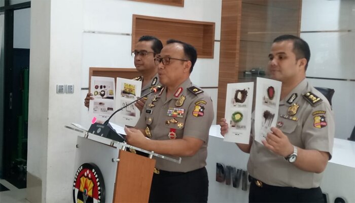 Karopenmas Divisi Humas Polri Brigjen Pol Dedi Prasetyo (tengah), dalam konferensi pers di Mabes Polri, Jakarta Selatan, Senin (18/11/2019).(firda)