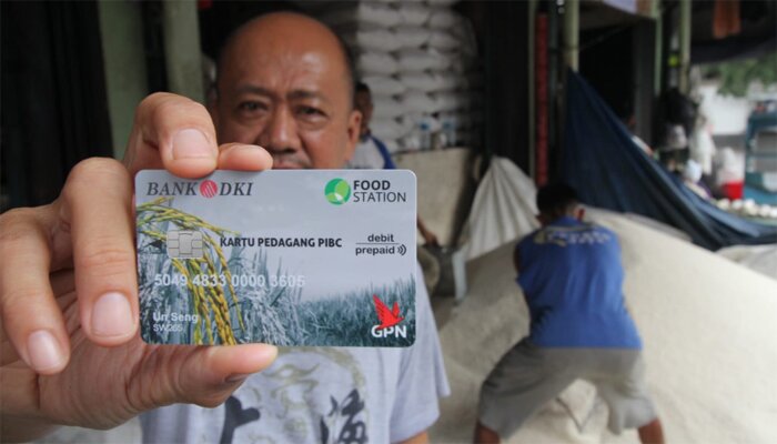 Pedagang beras di Pasar Induk Beras Cipinang menunjukkan Kartu Pedagang. (ist)