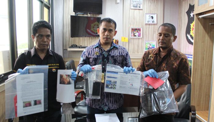 Kasat Reskrim Polres Pelabuhan Tanjung Priok AKP David Kanitero (tengah) menunjukan barang bukti. (yahya)