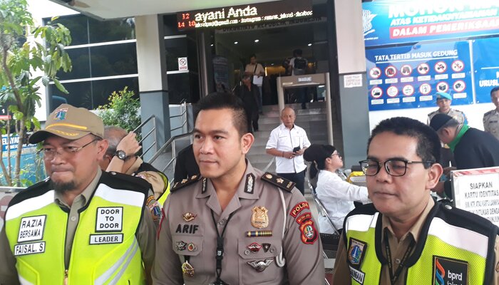 Kepala BPRD Jakarta, Faisal Syafruddin (kiri), dan Kasie STNK Kompol Arif Fazlurrahman (tengah), di Polda Metro Jaya, Jakarta Selatan. (firda)