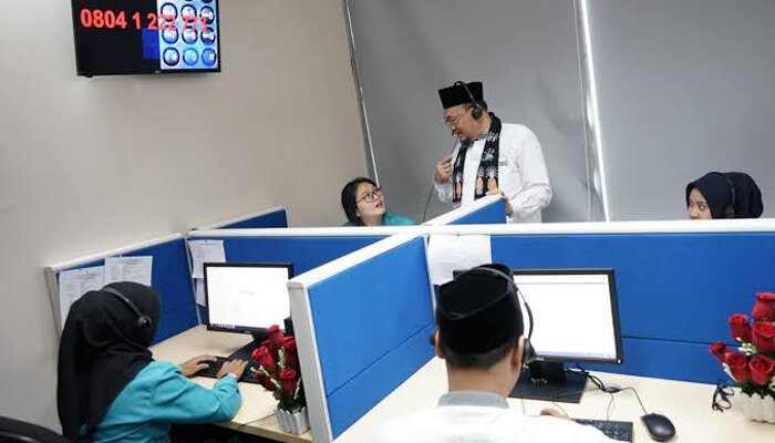 Kepala BPRD DKI Jakarta, Faisal Syafruddin tengah meninjau petugas layanan contact center untuk melayani konsultasi warga. (ist)