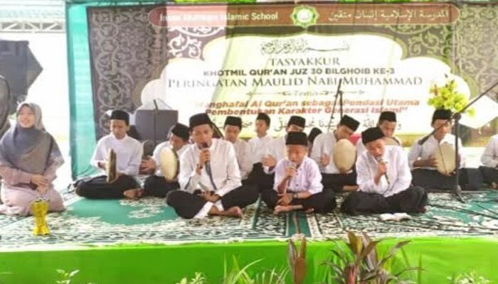 Santri Imut Setu Bekasi saat wisuda dan khataman Alquran.