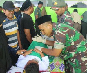 Peleton Kesehatan Yonif Raider 515 Kostrad , bantu khitanan massal