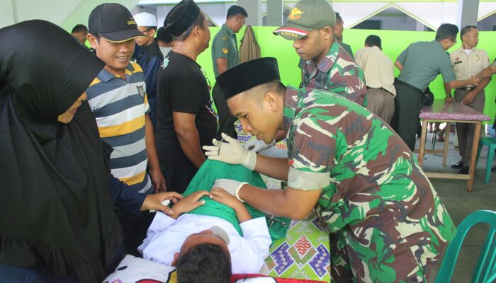 Peleton Kesehatan Yonif Raider 515 Kostrad , bantu khitanan massal