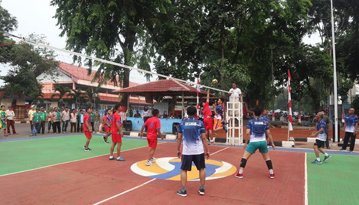 Kompetisi volly yang digelar di terminal Kampung Rambutan. (Ifand)