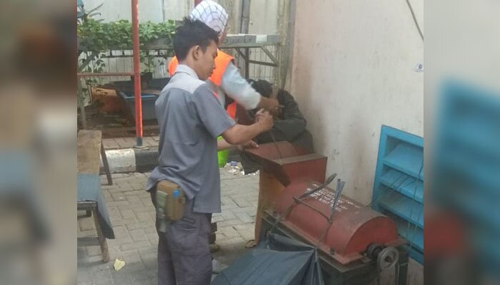 Jajaran ASN Kecamatan Tamansari, Jakbar berjibaku dalam komposting sampah. (Rachmi)