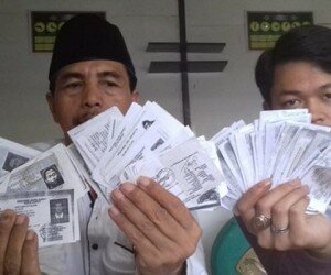 Sekitar 900 buah foto copy KTP pedagang Pasar Kemiri Muka, Beji siap mendukung pembacaan deklarsi eksekusi oleh PN Depok. (anton)