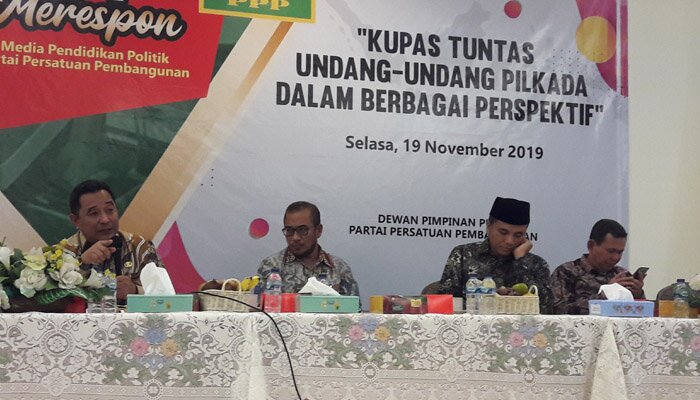 Plt Dirjen Politik dan Pemerintahan Umum Kementerian Dalam Negeri, Bahtiar (kiri). (ikbal)