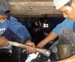 Pasukan biru Satpel SDA Kecamatan Kembangan menguras saluran tertutup dengan ketebalan lumpur 40 cm di saluran Phb Taman Kota di Kelurahan Kembangan Utara, Jakbar. (Rachmi)