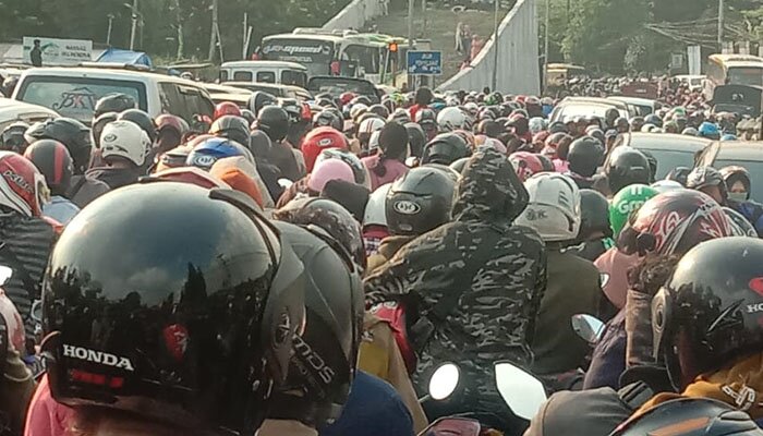 Kemacetan panjang terjadi di kedua ruas jalan di puncak Sabtu (9/11/2019).