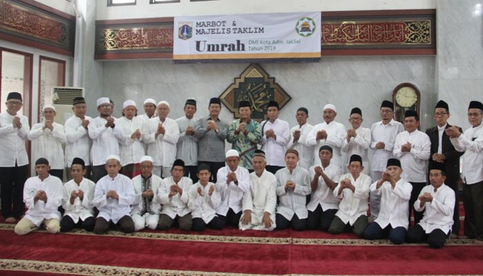 Wakil Ketua MPR_RI dan Walikota Jaksel foto bersama dengan jemaah yang akan umroh. (wandi)