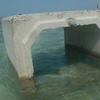 Beberapa material pembangunan tanggul di Pulau Tidung, merusak terumbu karang yang ada. (ist)