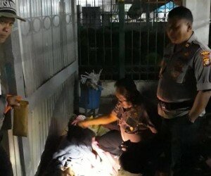 Petugas Piket Polsek Pancoran Mas memeriksa jasad pria tanya identitas di lokasi kejadian (angga)