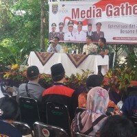 Pasiter Kodim Depok Kapten Inf Ibrahim didampingi Kadiskominfo Depok Sidik sedang memberikan arahan depan wartawan tentang penting membangun sinergitas untuk menjaga keamanan wilayah (angga)