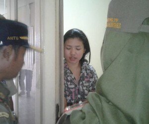 Satpol PP Kecamatan Kalideres mendata tempat kos di kawasan Pegadungan, Jakbar. (Rachmi)