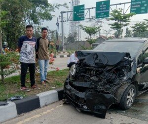 Salah satu mobil yang terlibat tabrakan beruntun ringsek.(haryono)