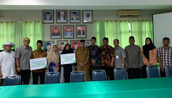 Kepala Kantor BPJS Ketenagakerjaan Bekasi Cikarang Achmad Fatoni menyerahkan santunan Jaminan Kematian pada ahli waris peserta anggota MUI Bekasi.(ist)