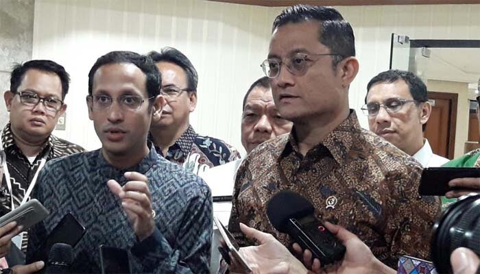 Mensos Juliari P Batubara (kanan) dan Mendikbud Nadiem Makarim usai melakukan pertemuan untuk sinkronkan data penerima bantuan. (yendhi)