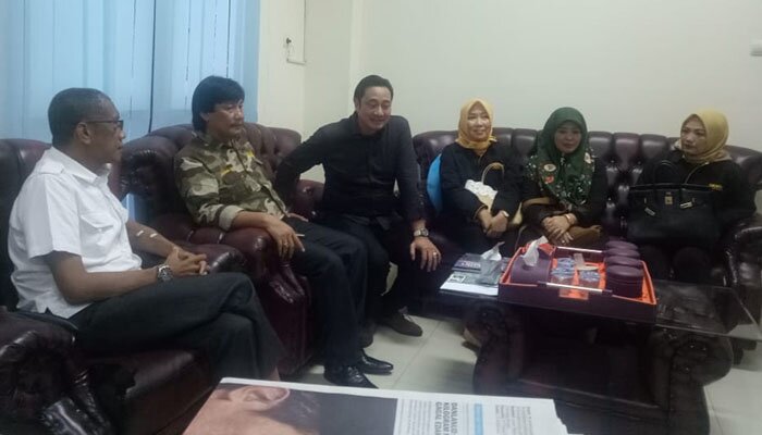 Kepala BNN Kabupaten Bogor, Nugraha Setia Budhi (baju putih kanan) di kantornya saat menerima kunjungan dari pengurus DPC Granat Kabupaten Bogor (dok)