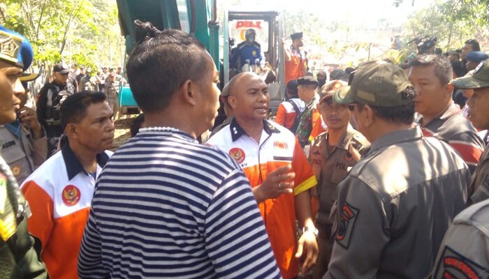 Warga di tanah garapan RRI Cimanggis nyaris bentrok dengan petugas yang akan membongkar bangunannya.(anton)