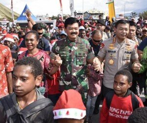 Panglima TNI Marsekal TNI Hadi Tjahjanto dan Kapolri Jenderal Pol Idham Azis saa acara di halaman kantor Bupati Wamena, Papua, Sabtu (30/11/2019).