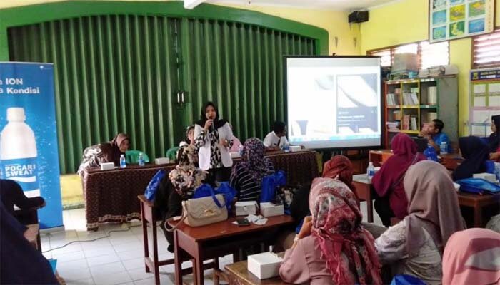 Puluhan orangtua siswa SDN I Cicurug saat mengikuti kegiatan parenting.(sule)