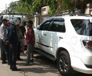 Petugas Sudis Perhubungan Jakbar menertibkan sejumlah kendaraan yang diparkir sembarangan di kawasan Green Garden. (Rachmi) Attachments area