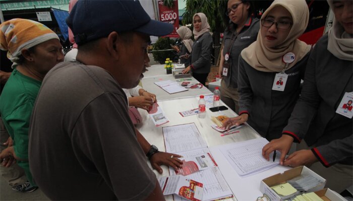 Pedagang di Pasar Induk Beras Cipinang tengah mengajukan kredit Monas UMKM. (ist)