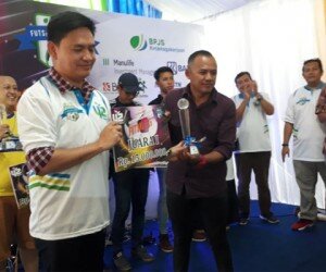 Deputi Direktur Bidang Hubungan Masyarakat dan Antar Lembaga BPJAMSOSTEK Irvansyah Utoh Banja menyerahkan hadiah pada PDAM Bekasi .(ist)