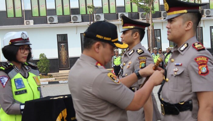 Kapolres Tangsel AKBP Ferdy Irawan saat serah terima jabatan Kasat Lantas Polres Tangsel. (anton)