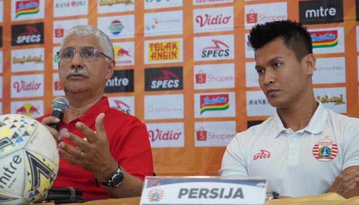 Pelatih Persija Edson Tavares dan penjaga gawang Shahar Ginanjar. (twitter @persija_jkt)