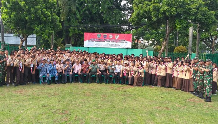 Pasiter Kodim Kota Depok Kapten Inf Ibrahim bersama para peserta dan pelajar SLTA sekota Depok dalam kegiatan pemberian pelatihan bela negara. (angga)