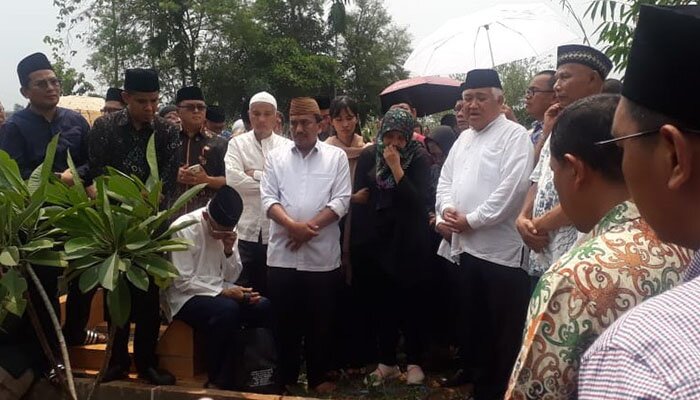 Mantan Ketua Umum Muhammadiyah Din Syamsudin dan Ketua Umum Muhammadiyah Haedar Nasir hadir dalam pemakaman Almarhum prof. Bachtiar Effendi di Depok. (anton)