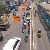 Pembangunan trototar dan lubang utilitas yang menyisakan satu ruas jalan dan menjadi biang kemacetan.(ifand)