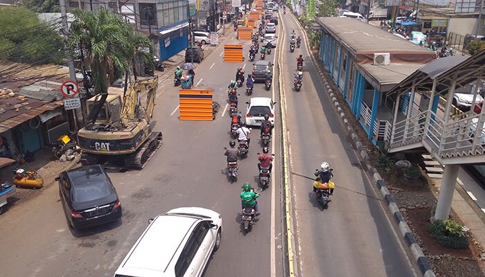 Pembangunan trototar dan lubang utilitas yang menyisakan satu ruas jalan dan menjadi biang kemacetan.(ifand)