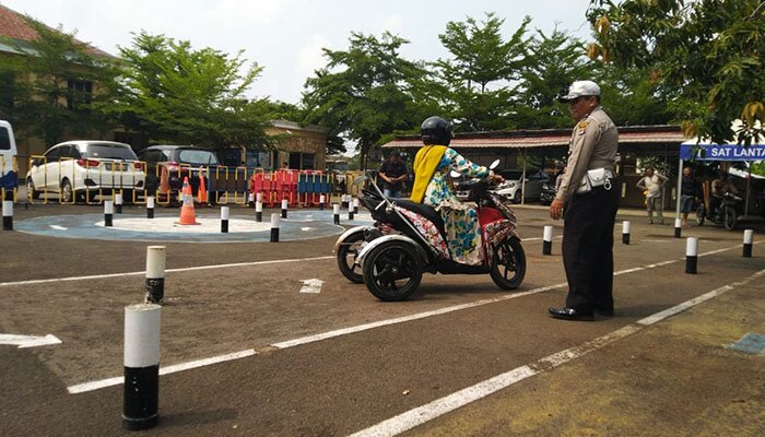 Penyandang disabilitas saat mengikuti tes pembuatan SIM D di Polres Tangerang.