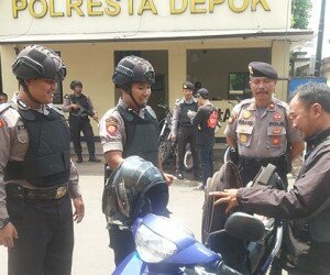 Kasat Sabara Polrestro Depok Kompol Subandi bersama anggota memeriksa tamu yang membuat laporan. (angga)