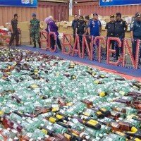 Ribuan botol miras berbagai merk sesaat akan dimusnahkan petugas Kantor Wilayah Bea Cukai Banten di Pelabuhan Indah Kiat Merak, Kota Cilegon, Kamis (28/11/2019). (ist)