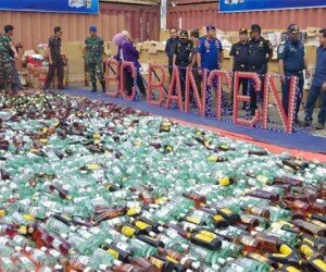 Ribuan botol miras berbagai merk sesaat akan dimusnahkan petugas Kantor Wilayah Bea Cukai Banten di Pelabuhan Indah Kiat Merak, Kota Cilegon, Kamis (28/11/2019). (ist)